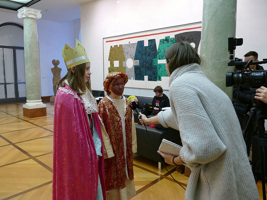 Naumburger Sternsinger zu Besuch beim Hessischen Ministerpräsidenten Volker Bouffier (Foto: Karl-Franz Thiede)